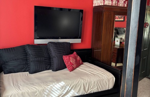 Nacogdoches Bed & Breakfast | Red Room - Hardeman House Bed and Breakfast
