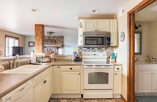 Franklin House | Red Rooster Retreat,Hot Tub+game area+firepit & LRG deck w/amazing Mountain View