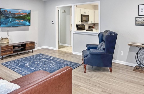 Springfield House | Red Tail Cottage: Full Fence, Hammock Chair, Walk to Bass Pro, Movie Night