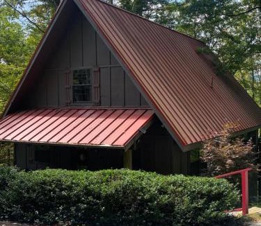 Mirror Lake Ski Chalet | Red Top Tree House