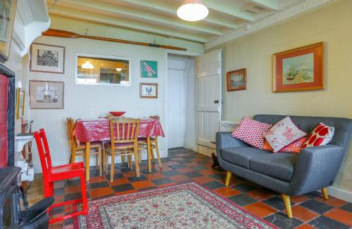 Trefor House | Red - Uk43121