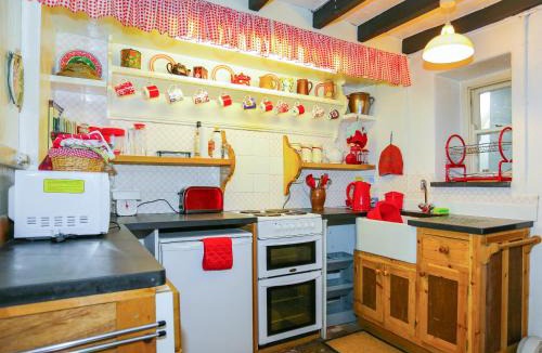 Trefor House | Red - Uk43121