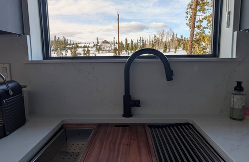 Fraser Ski Chalet | Red Wolf Lodge - new detached home - private hot tub - views - EV charger