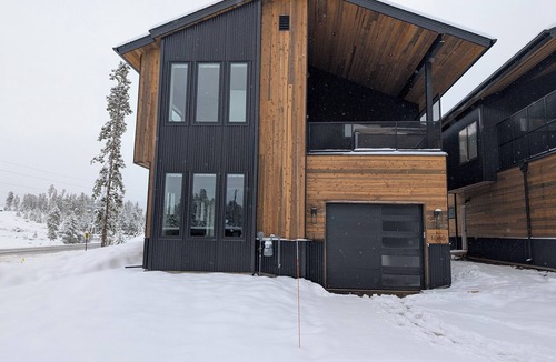 Fraser Ski Chalet | Red Wolf Lodge - new detached home - private hot tub - views - EV charger