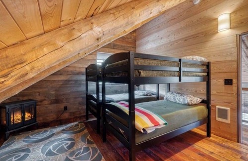 Tygh Valley Cabin | Redband Lodge: Handcrafted Rustic on White River