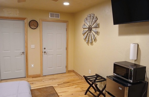 Butte Des Morts House | Redbrick Inn Hickory Suite