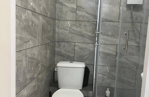 Clayhall Apartment | Redbridge Studio Retreat