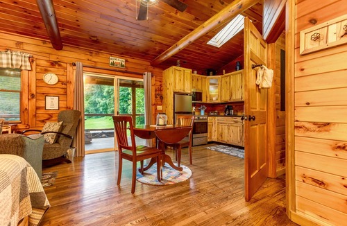 Nelsonville Cabin | Redbud-Cozy cabin in Hocking Hills with Hot Tub!