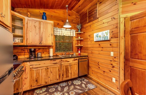 Nelsonville Cabin | Redbud-Cozy cabin in Hocking Hills with Hot Tub!