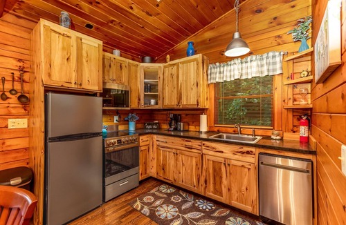 Nelsonville Cabin | Redbud-Cozy cabin in Hocking Hills with Hot Tub!