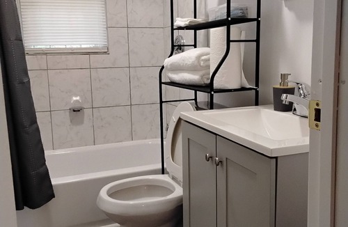 Vollintine-Evergreen Apartment | Redd's Cozy Corner