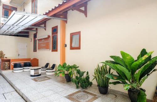 Tulungagung Hotel | RedDoorz at Dewanti Syariah near Stasiun Tulungagung