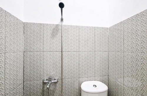 Kebumen Hotel | RedDoorz at Etnik Guest House