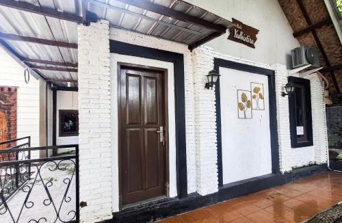 Kebumen Hotel | RedDoorz at Etnik Guest House