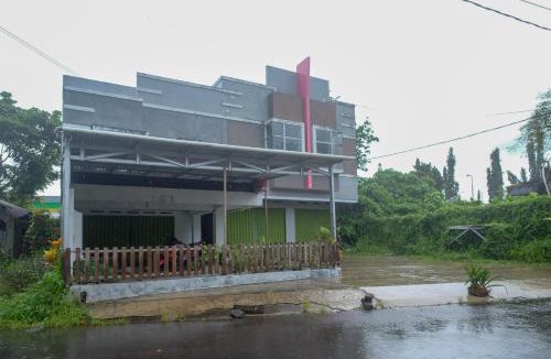 Manado Hotel | RedDoorz at Lapangan Bandara Sam Ratulangi Manado