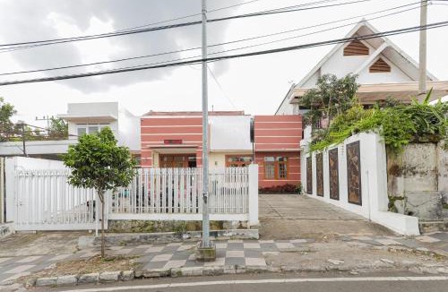 Ngaglik Hotel | RedDoorz at WR Supratman Batu