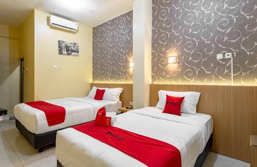 Beji Hotel | RedDoorz near Dino Park