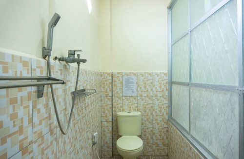 Ende House | RedDoorz near H. Hasan Aroeboesman Airport