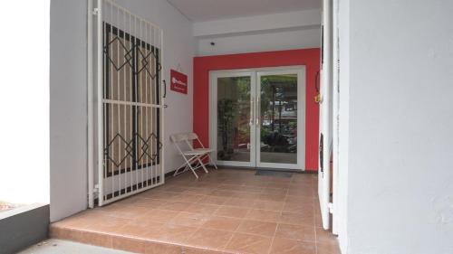Old Jakarta Hotel | RedDoorz near ITC Mangga Dua