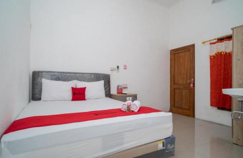 Waru Hotel | RedDoorz near RS Mitra Keluarga Waru