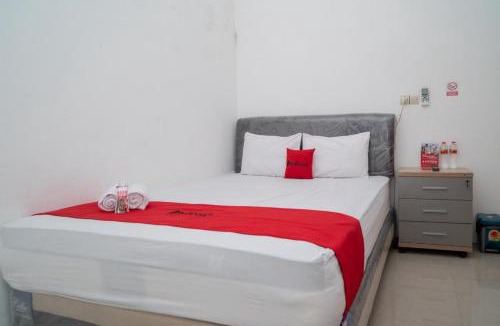 Waru Hotel | RedDoorz near RS Mitra Keluarga Waru