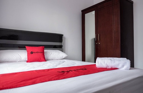 Binong Hotel | RedDoorz near Supermall Karawaci 2