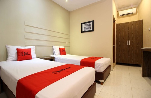 Sinduharjo Hotel | RedDoorz Plus @ Jalan Damai 2