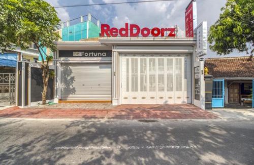 Yogyakarta House | RedDoorz Plus near Gembira Loka Zoo 2