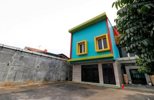Cawang House | RedDoorz Plus near Halim Perdanakusuma 2