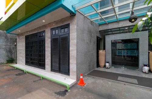 Cawang House | RedDoorz Plus near Halim Perdanakusuma 2
