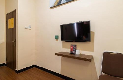 Pematangsiantar Hotel | RedDoorz Plus near Ramayana Pematangsiantar