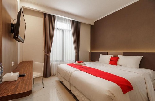 Bangka Hotel | RedDoorz Plus Near Lippo Mall Kemang 2