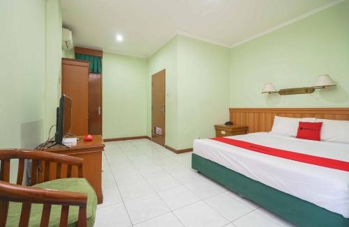 Ragunan Hotel | RedDoorz Plus near Kemang Raya