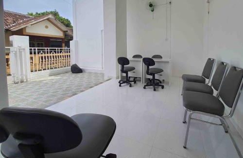 Sleman Hotel | RedDoorz Syariah at Jalan Godean