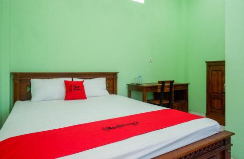 Mlati Hotel | RedDoorz Syariah near Monumen Jogja Kembali