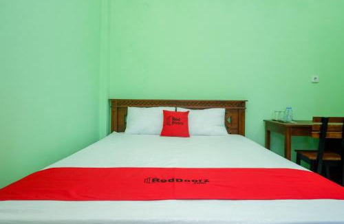Mlati Hotel | RedDoorz Syariah near Monumen Jogja Kembali