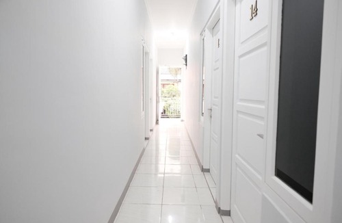 Kebon Jeruk House | RedDoorz Syariah near Siloam Hospital Kebon Jeruk