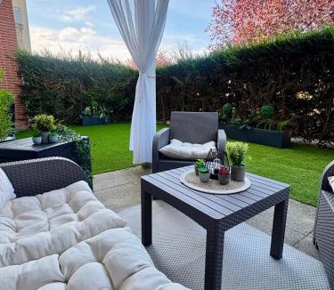 Saint - Martin - du - Touch Apartment | RedLounge - Appartement avec Piscine et Jardin