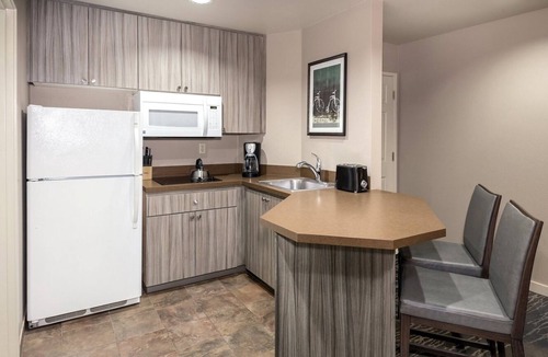 Redmond Resort | Redmond | High Desert Easy Access Stay | Pool + Trails | 2BR Ground Floor