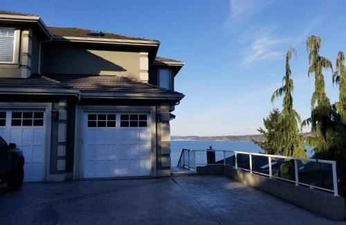 Federal Way House | Redondo waterfront house with a private room
