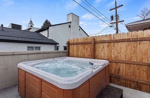Denver House | RedRocks Cozy Unit HotTub Arcade DancePole