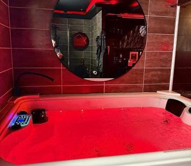 Llupia Apartment | REDROOMX Loveroom