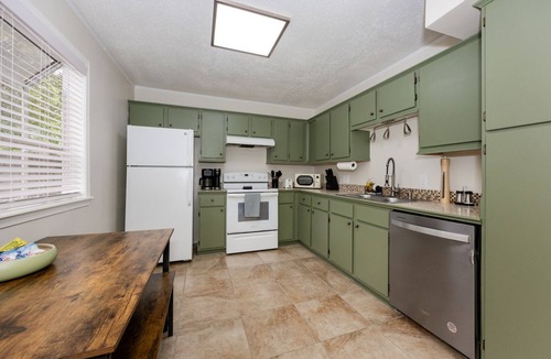 Highlands - Perkins House | Redstick Retreat-Beautiful home with yard near LSU