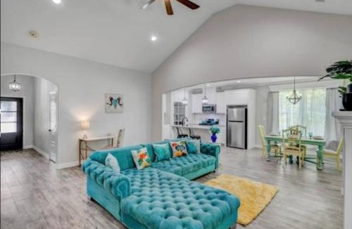 Beaumont House | Reduced! Newly Renovated Luxe West Beaumont w Priv