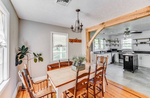 Bedford House | Redwing Farm Cottage, Mountain Views and Firepit!