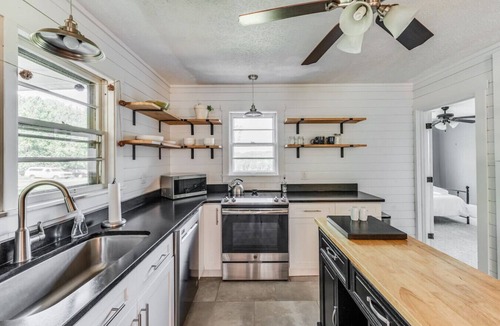 Bedford House | Redwing Farm Cottage, Mountain Views and Firepit!