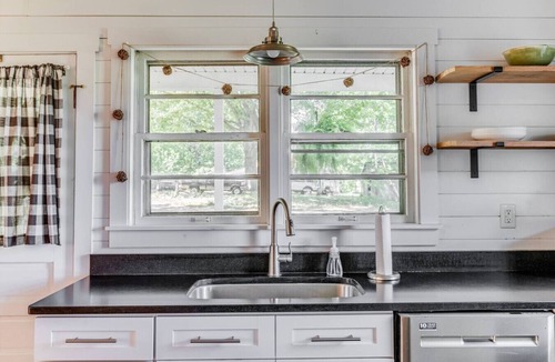 Bedford House | Redwing Farm Cottage, Mountain Views and Firepit!