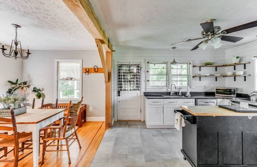 Bedford House | Redwing Farm Cottage, Mountain Views and Firepit!
