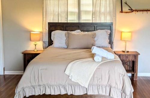 Bedford House | Redwing Farm Cottage - Mountain Views and Firepit!