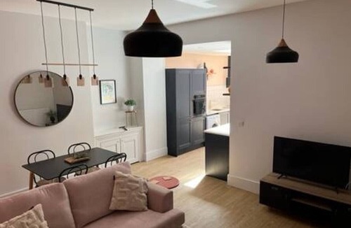 Huntingdon House | Redwing- free parking- Grade Ii listed- ground